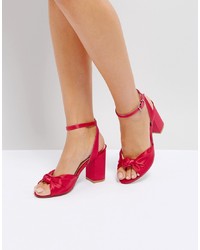Красные сатиновые босоножки на каблуке от Coco Wren