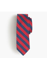 Красный галстук в горизонтальную полоску