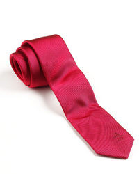 Красный галстук с вышивкой