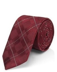 Красный галстук с ромбами