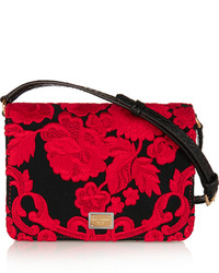Красный клатч с вышивкой от Dolce & Gabbana