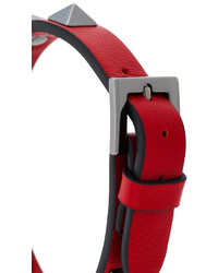Мужской красный кожаный браслет с шипами от Valentino