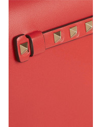 Красный кожаный клатч с шипами от Valentino