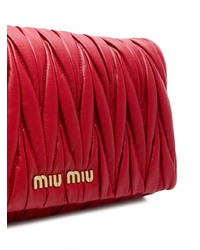 Красный кожаный стеганый клатч от Miu Miu