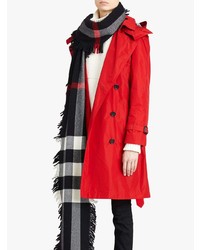 Женский красный плащ от Burberry