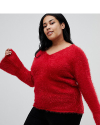Красный пушистый свитер с v-образным вырезом