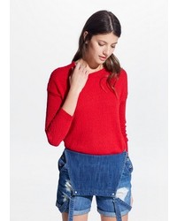 Красный пушистый свитер с круглым вырезом