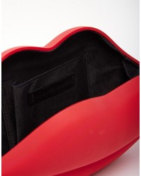 Красный резиновый клатч от Lulu Guinness