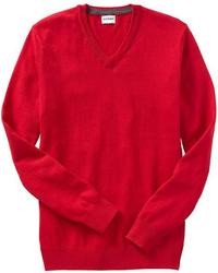 Красный свитер с v-образным вырезом