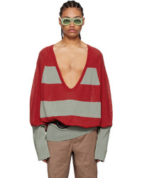 Красный свитер с v-образным вырезом в горизонтальную полоску