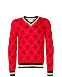 Красный свитер с v-образным вырезом с ромбами
