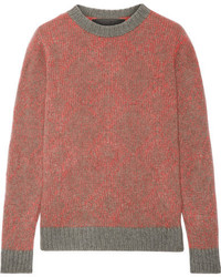 Красный свитер с геометрическим рисунком