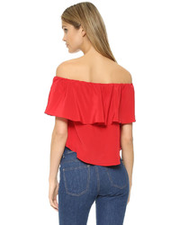 Красный топ с открытыми плечами от Amanda Uprichard
