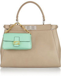 Мятный кожаный клатч от Fendi