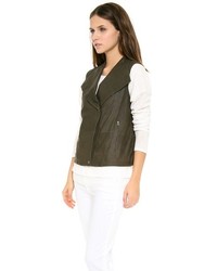 Женская оливковая кожаная безрукавка от Vince