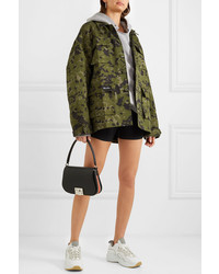 Оливковая куртка в стиле милитари с камуфляжным принтом от We11done