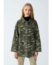Оливковая куртка в стиле милитари с камуфляжным принтом от Pull&Bear