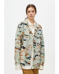 Оливковая куртка в стиле милитари с камуфляжным принтом от Pull&Bear