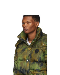 Мужская оливковая куртка-пуховик с камуфляжным принтом от Off-White
