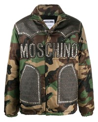 Мужская оливковая куртка-пуховик с камуфляжным принтом от Moschino