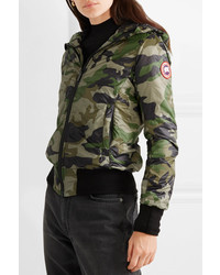 Женская оливковая легкая куртка-пуховик с камуфляжным принтом от Canada Goose