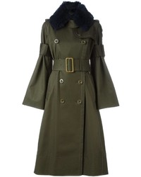 Оливковое пальто с меховым воротником