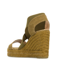 Оливковые босоножки на танкетке от Castaner