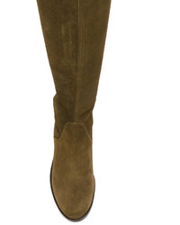 Оливковые ботфорты от Stuart Weitzman