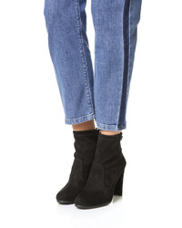 Оливковые замшевые ботильоны от Stuart Weitzman