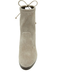 Оливковые замшевые ботильоны от Stuart Weitzman