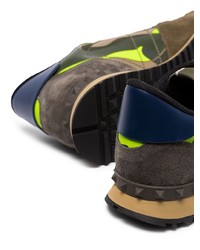 Мужские оливковые замшевые кроссовки с камуфляжным принтом от Valentino