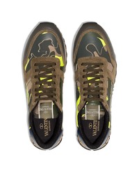 Мужские оливковые замшевые кроссовки с камуфляжным принтом от Valentino