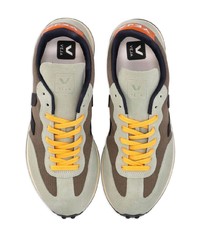 Мужские оливковые замшевые низкие кеды от Veja