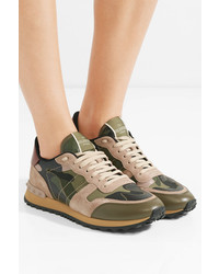 Женские оливковые кроссовки с камуфляжным принтом от Valentino