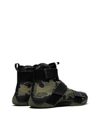 Мужские оливковые кроссовки с камуфляжным принтом от Nike