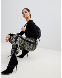 Женские оливковые спортивные штаны с камуфляжным принтом от Missguided