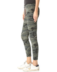 Женские оливковые спортивные штаны с камуфляжным принтом от Sundry