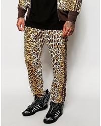 Мужские оливковые спортивные штаны с леопардовым принтом от adidas