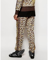 Мужские оливковые спортивные штаны с леопардовым принтом от adidas