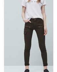 Оливковые узкие брюки от Mango