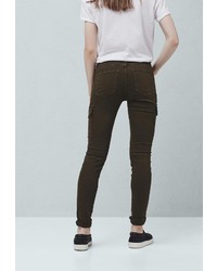 Оливковые узкие брюки от Mango