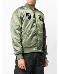 Мужской оливковый бомбер с вышивкой от Alpha Industries