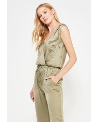 Оливковый комбинезон от Rinascimento