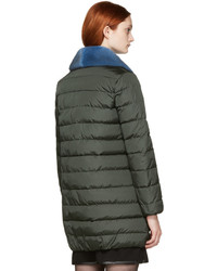 Женский оливковый пуховик от Moncler
