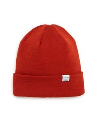 Оранжевая вязаная шапка