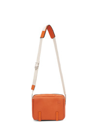 Оранжевая кожаная сумка почтальона от Loewe