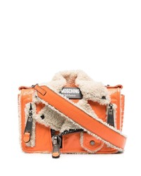 Оранжевая кожаная сумка почтальона от Moschino