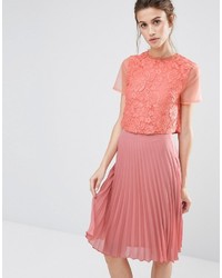 Оранжевая кружевная футболка с украшением