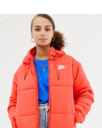 Женская оранжевая куртка-пуховик от Nike
