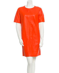 Оранжевое кожаное платье прямого кроя